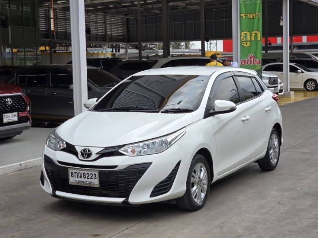 รถ Toyota Yaris 1.2 E สี ขาว