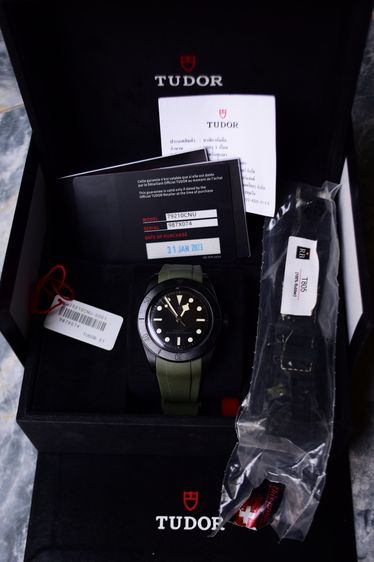 tudor black bay ceramic  อุปกรณ์ครบกล่อง พร้อมยางสาย Rubber b สีเขียว ครับ ขาย 100Kครับ