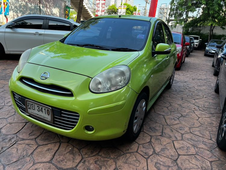 รถ Nissan March 1.2 E สี เขียว