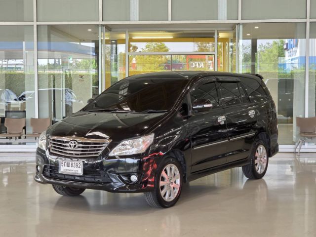 รถ Toyota Innova 2.0 V สี ดำ