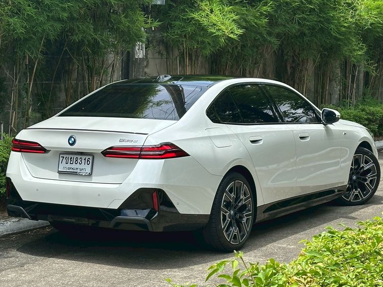 BMW Series 5 2024 530e Sedan ปลั๊กอินไฮบริด (PHEV) ไม่ติดแก๊ส เกียร์อัตโนมัติ ขาว รูปที่ 2