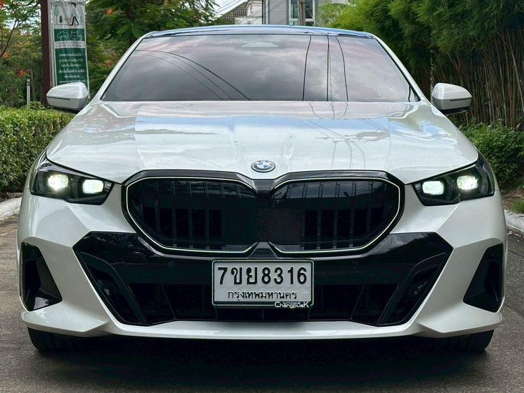 BMW Series 5 2024 530e Sedan ปลั๊กอินไฮบริด (PHEV) ไม่ติดแก๊ส เกียร์อัตโนมัติ ขาว รูปที่ 3