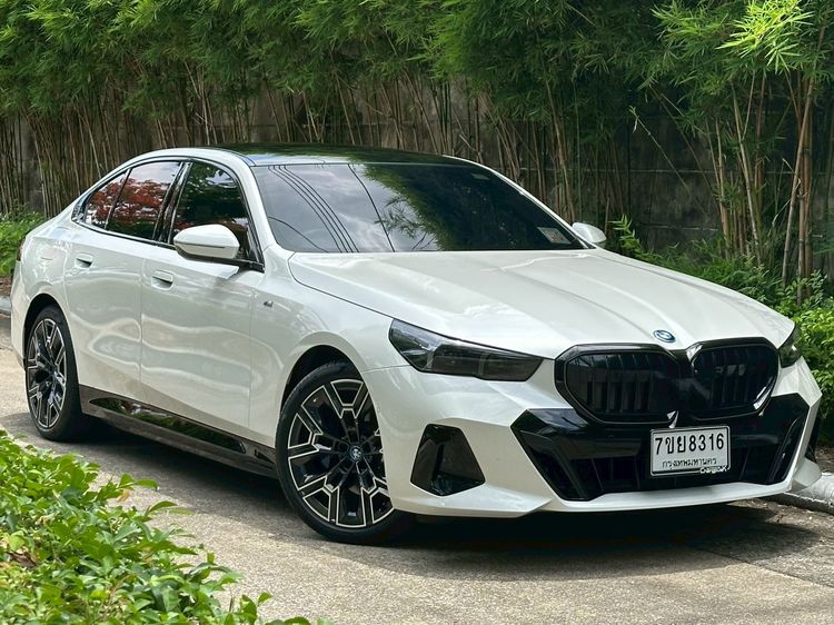BMW Series 5 2024 530e Sedan ปลั๊กอินไฮบริด (PHEV) ไม่ติดแก๊ส เกียร์อัตโนมัติ ขาว