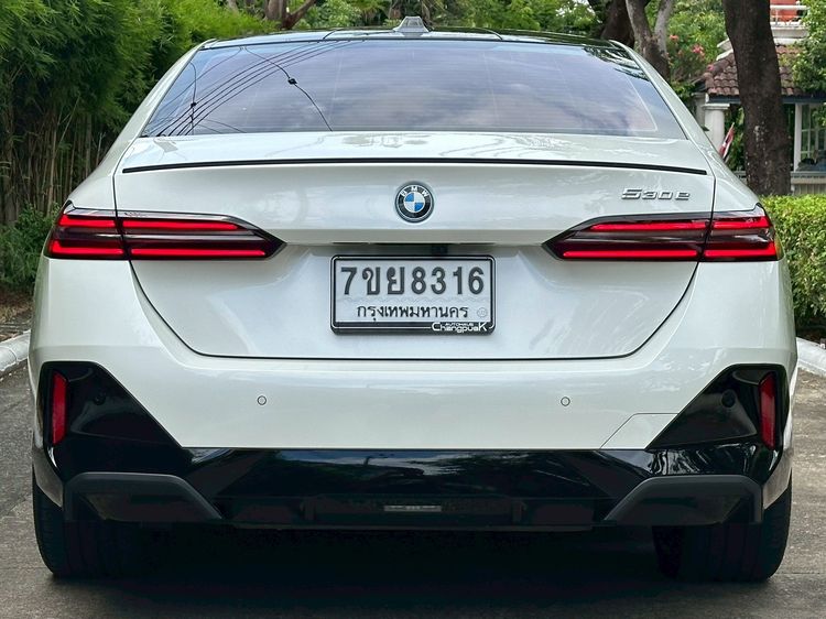 BMW Series 5 2024 530e Sedan ปลั๊กอินไฮบริด (PHEV) ไม่ติดแก๊ส เกียร์อัตโนมัติ ขาว รูปที่ 4