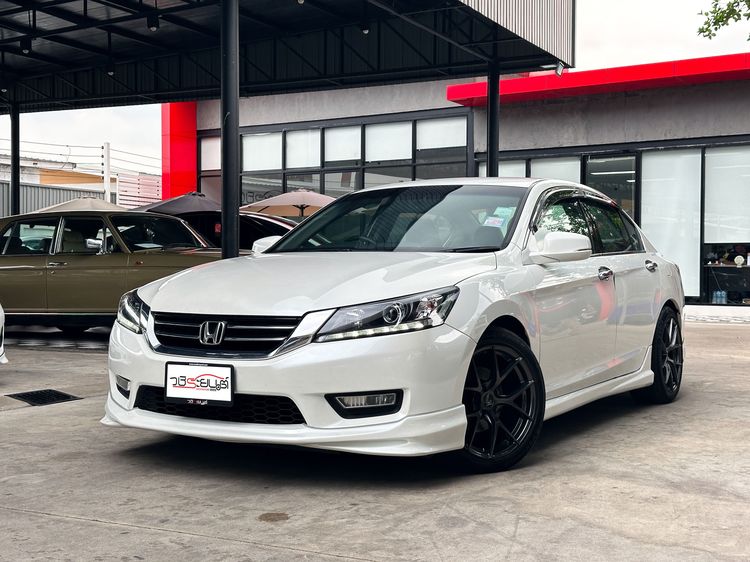 รถ Honda Accord 2.0 EL สี ขาว