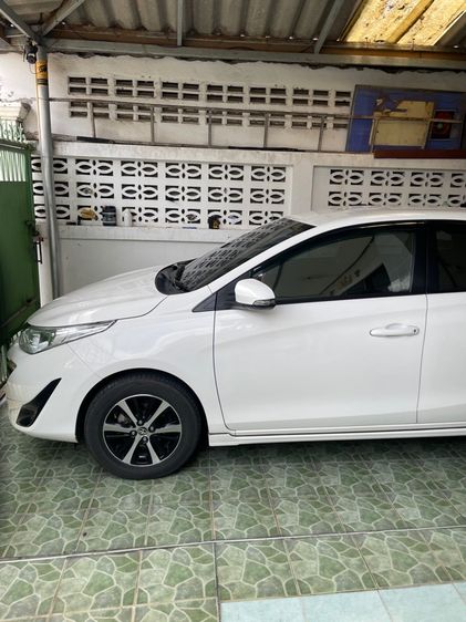 รถ Toyota Yaris ATIV 1.2 E สี ขาว