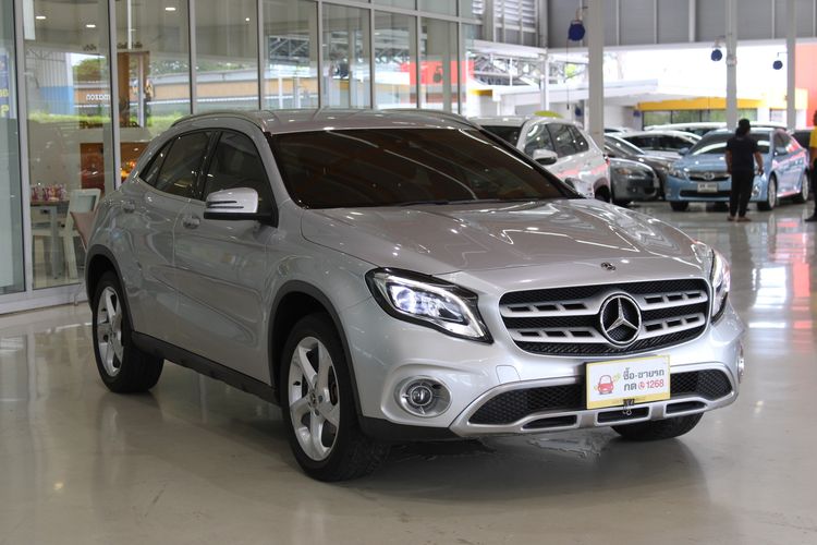 รถ Mercedes-Benz GLA-Class GLA200 สี เทา