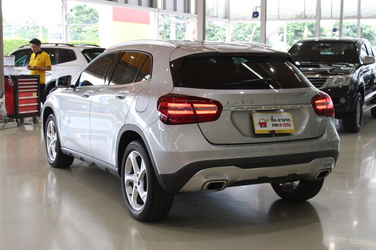 Mercedes-Benz GLA-Class 2017 GLA200 Sedan เบนซิน ไม่ติดแก๊ส เกียร์อัตโนมัติ เทา รูปที่ 4