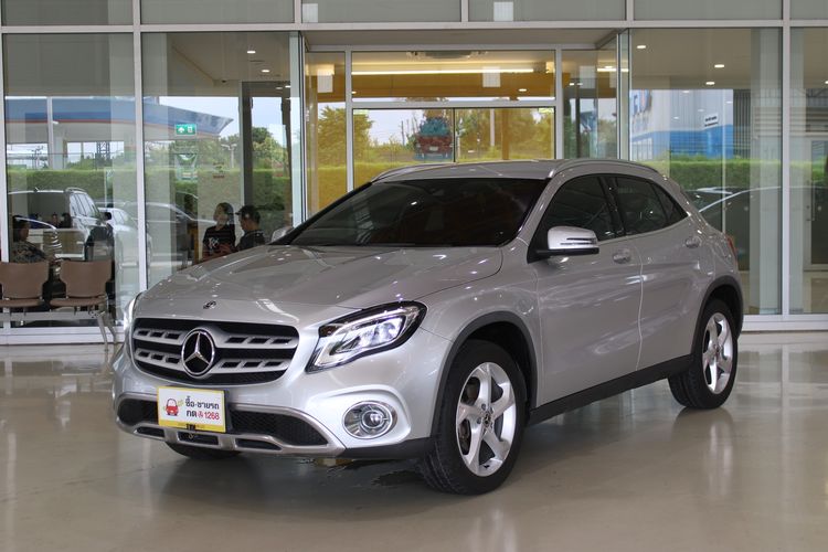 Mercedes-Benz GLA-Class 2017 GLA200 Sedan เบนซิน ไม่ติดแก๊ส เกียร์อัตโนมัติ เทา รูปที่ 3
