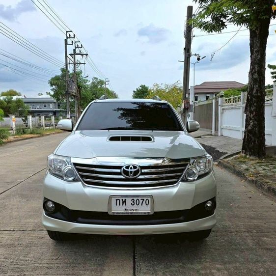 รถ Toyota Fortuner 2.4 V สี เทา