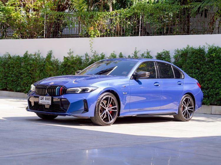 รถ BMW Series 3 330e สี น้ำเงิน