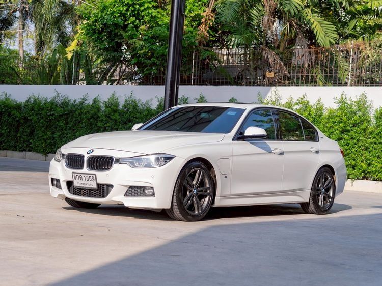 รถ BMW Series 3 330e สี ขาว