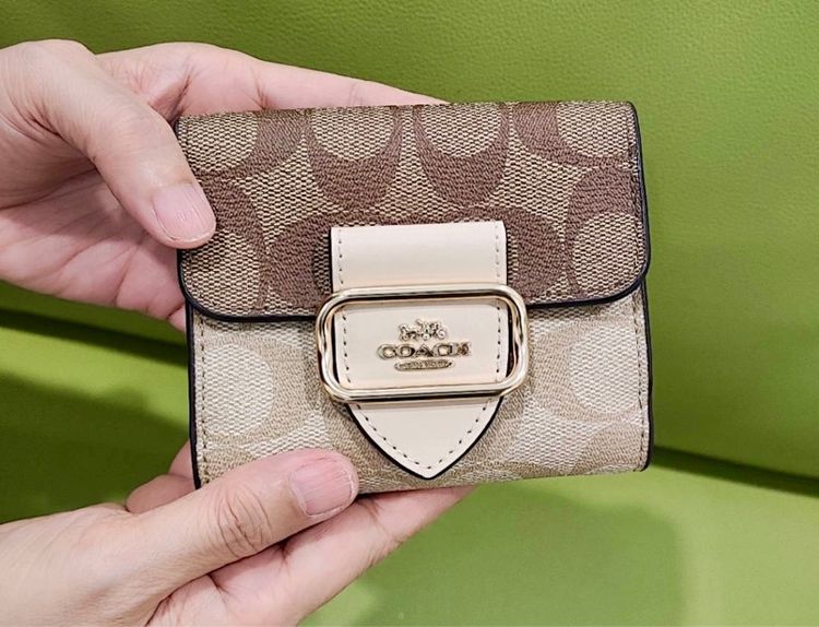 ⁠Morgan Small Wallet In Signature Canvas รูปที่ 3