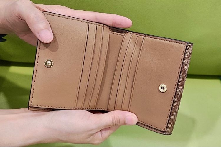⁠Morgan Small Wallet In Signature Canvas รูปที่ 5