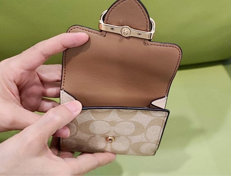 ⁠Morgan Small Wallet In Signature Canvas รูปที่ 6