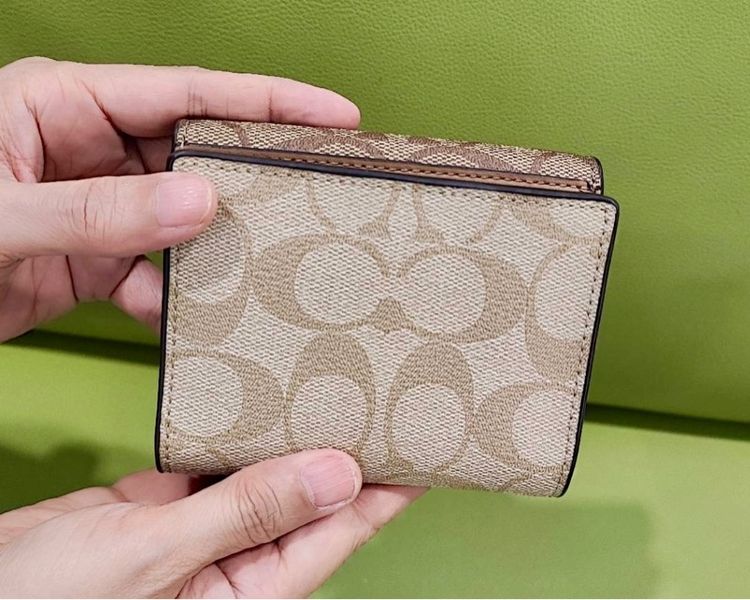 ⁠Morgan Small Wallet In Signature Canvas รูปที่ 4