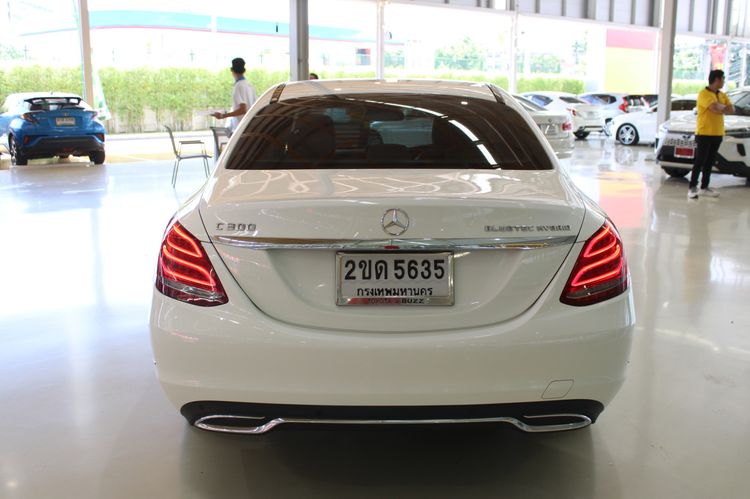 Mercedes-Benz C-Class 2015 C300 2.2 BlueTEC Hybrid AMG Dynamic Sedan ปลั๊กอินไฮบริด (PHEV) ไม่ติดแก๊ส เกียร์อัตโนมัติ ขาว รูปที่ 4