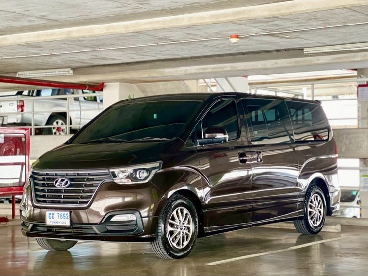 รถ Hyundai H-1  2.5 Deluxe สี น้ำตาล