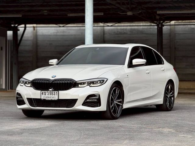 รถ BMW Series 3 330e สี ขาว