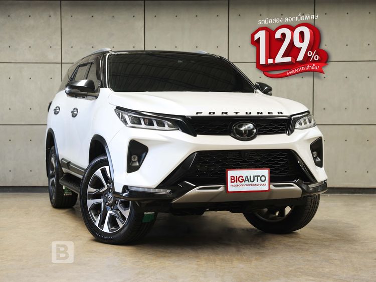 รถ Toyota Fortuner 2.4 Legender Black Top สี ขาว