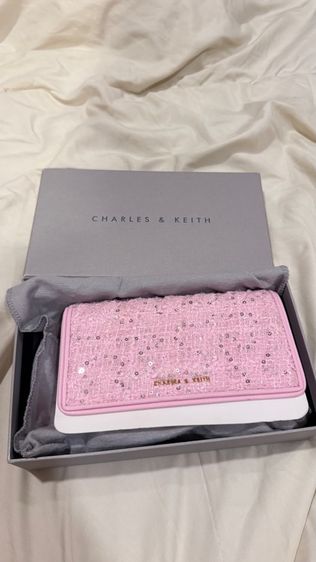 หญิง อื่นๆ  ส่งต่อกระเป๋า Charles and Keith สีชมพูทวีด วิบวับสวยหรู สภาพใหม่กริบคอมโบพร้อมกล่อง ถุงผ้าแท้