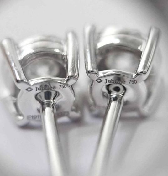 ต่างหูเพชรเม็ดเดี่ยว ข้างละ0.07ct
งานแบรนด์jubilee มีตอกบนตัวเรือนและแป้น 