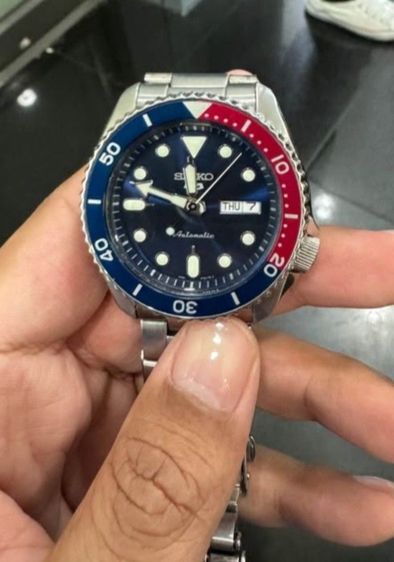 อื่นๆ Seiko 5 Sports รุ่น SRPD53K1ซึ่งมีขอบหน้าปัดสีน้ำเงิน-แดง หรือที่เรียกกันว่า "Pepsi"