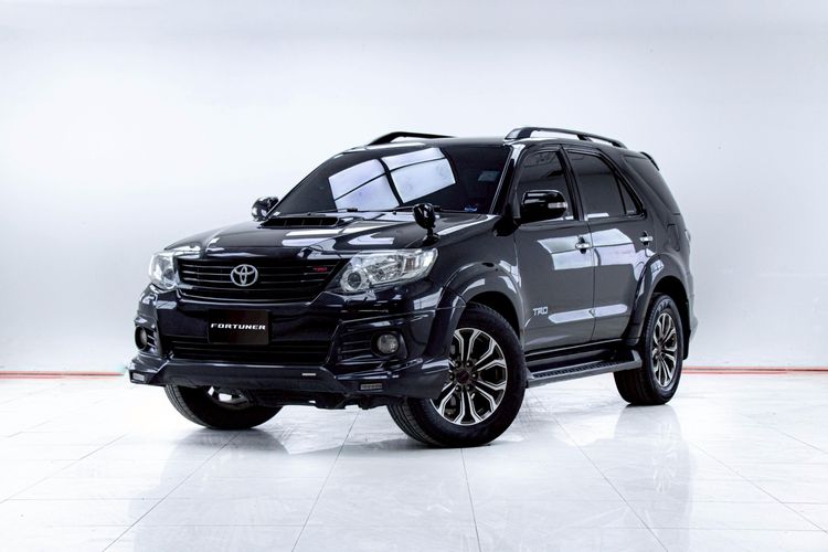 รถ Toyota Fortuner 3.0 TRD Sportivo 4WD สี ดำ