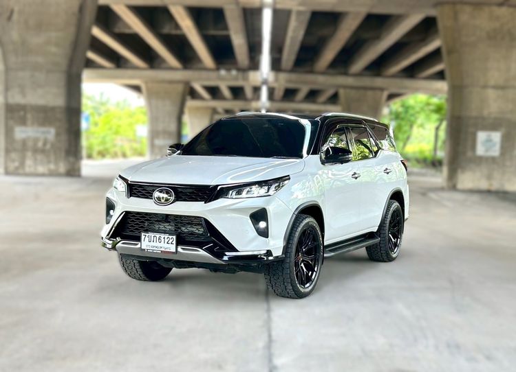 รถ Toyota Fortuner 2.4 Legender สี ขาว