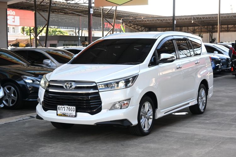 รถ Toyota Innova 2.8 Crysta V สี ขาว