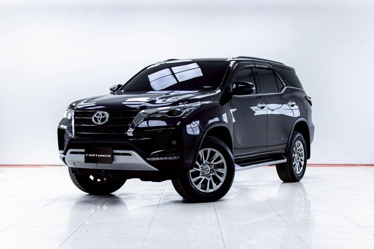 รถ Toyota Fortuner 2.4 V สี ดำ