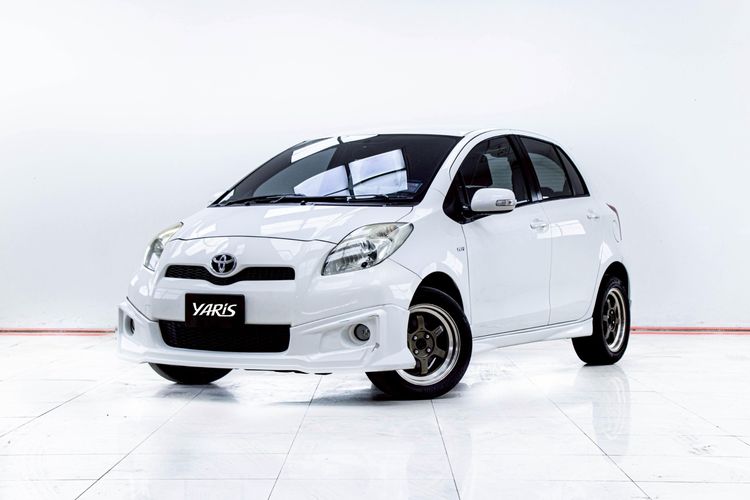 รถ Toyota Yaris 1.5 G สี ขาว