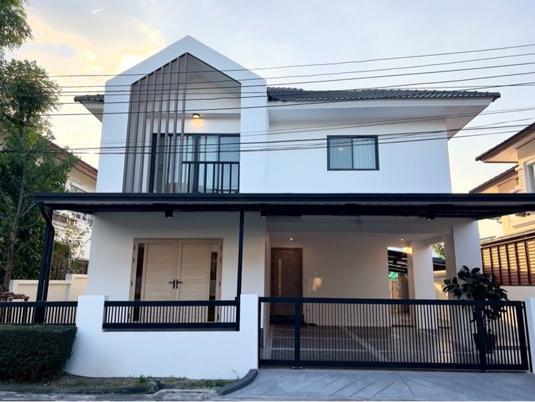 Single house for Sale in Watcharapol 