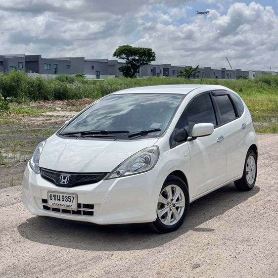 รถ Honda Jazz 1.5 V สี ขาว