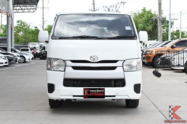 Toyota Hiace 2018 3.0 Economy Van ดีเซล ไม่ติดแก๊ส เกียร์ธรรมดา ขาว รูปที่ 2