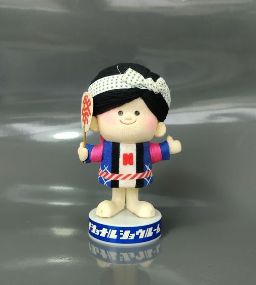ตุ๊กตามาสคอต National Boy (ナショナル坊や) จากแบรนด์ National (ปัจจุบันคือ Panasonic) รุ่นวินเทจ
