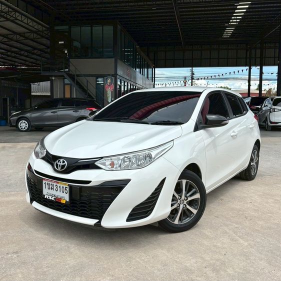 รถ Toyota Yaris 1.2 Mid สี ขาว