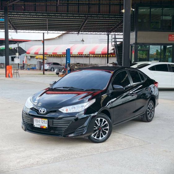 รถ Toyota Yaris 1.2 J สี ขาว