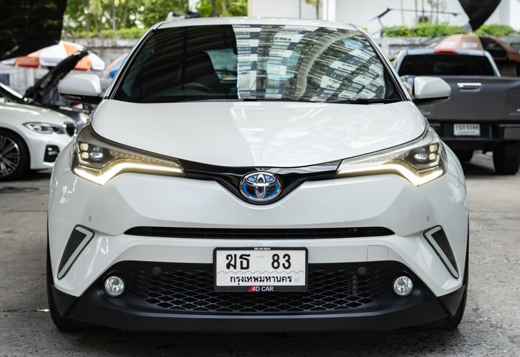 รถ Toyota C-HR 1.8 HV Mid สี ขาว