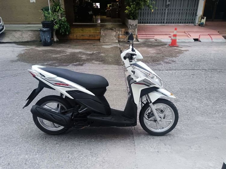 2011 Honda Click 110i ตัวท้อป ล้อแม็ก คอมบายเบรค ภาษีมิ.ย.70 สวยเด่น เครื่องเดิมๆดีเยี่ยม ราคา 16000 บาท