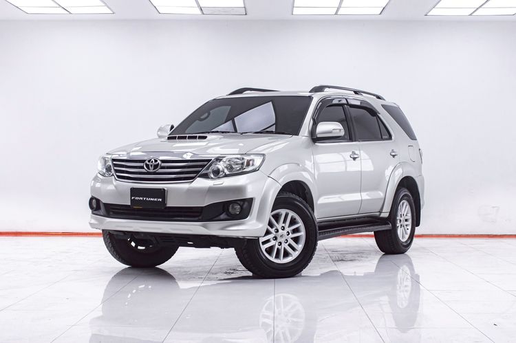 รถ Toyota Fortuner 3.0 V 4WD สี เทา