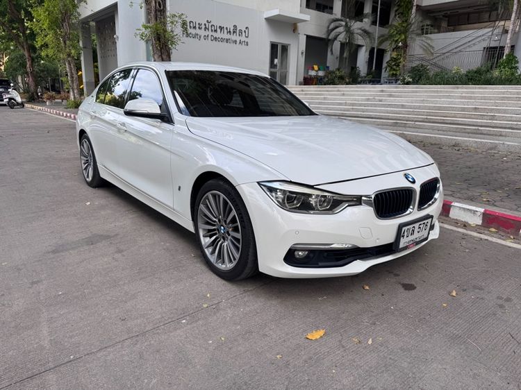 รถ BMW Series 3 330e สี ขาว