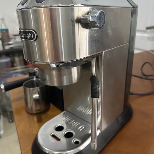 ชุดเครื่องชงกาแฟเอสเปรสโซ DeLonghi พร้อมเครื่องบดเมล็ดกาแฟ – สภาพดีเยี่ยม รูปที่ 2