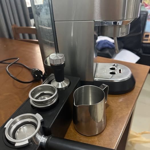 ชุดเครื่องชงกาแฟเอสเปรสโซ DeLonghi พร้อมเครื่องบดเมล็ดกาแฟ – สภาพดีเยี่ยม รูปที่ 8