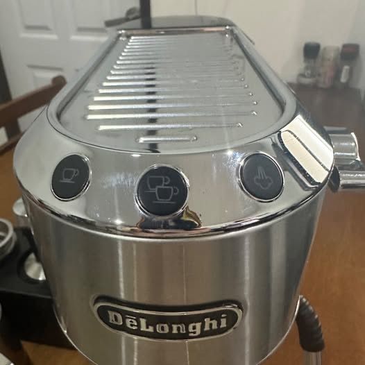 ชุดเครื่องชงกาแฟเอสเปรสโซ DeLonghi พร้อมเครื่องบดเมล็ดกาแฟ – สภาพดีเยี่ยม รูปที่ 4