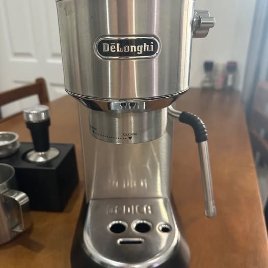 ชุดเครื่องชงกาแฟเอสเปรสโซ DeLonghi พร้อมเครื่องบดเมล็ดกาแฟ – สภาพดีเยี่ยม