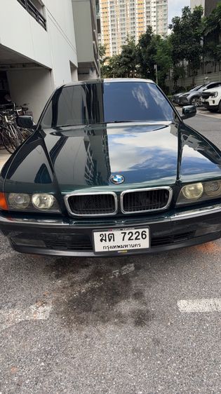 รถ BMW Series 7 730Li สี เขียว
