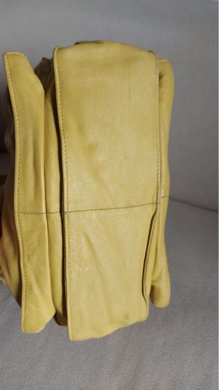 กระเป๋าสะพาย Loewe จีบสีเหลือง รูปที่ 4