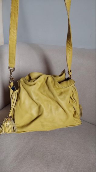 กระเป๋าสะพาย Loewe จีบสีเหลือง รูปที่ 2