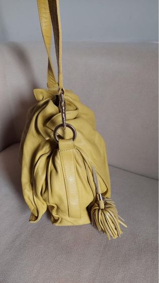 กระเป๋าสะพาย Loewe จีบสีเหลือง รูปที่ 14